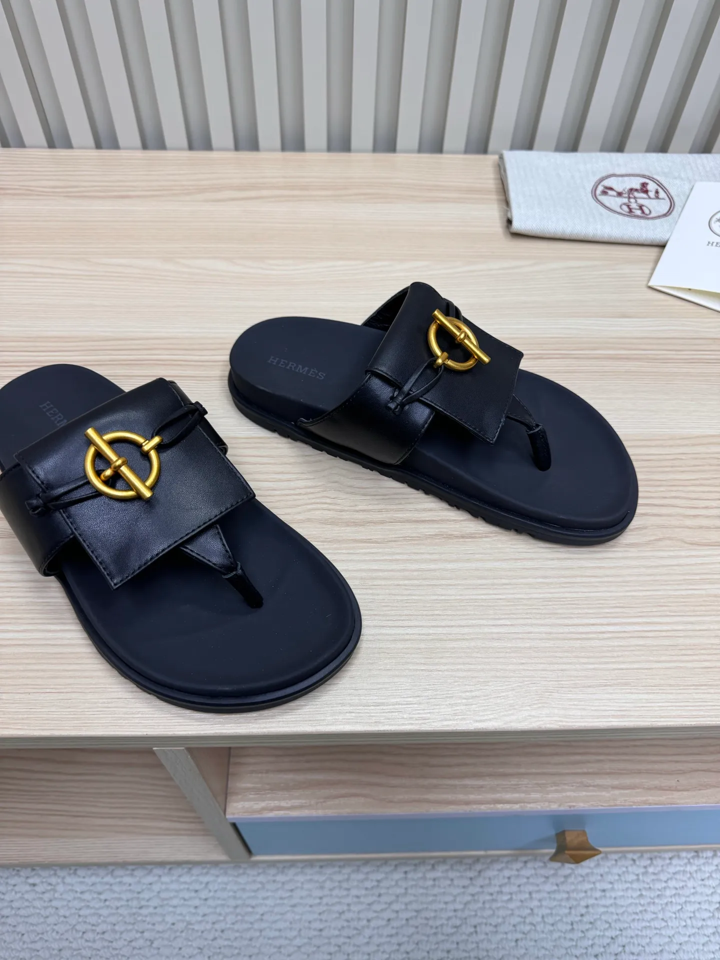 👟👟Ex-factory price 502👟👟Hermes🐎The extremely popular couple’s slippers/the latest hardware buckle sandals and slippers, paired with various colorful socks, so trendy!  ———————— Upper: imported cowhide/sheep leather/cloth/palmprint leather lining: imported cowhide/sheepskin outsole: Tpu non-slip and wear-resistant outsole Female size: 35-42 (40.41.42 non-returnable and non-exchangeable) Male code: 39-45 (45 non-returnable and non-exchangeable)